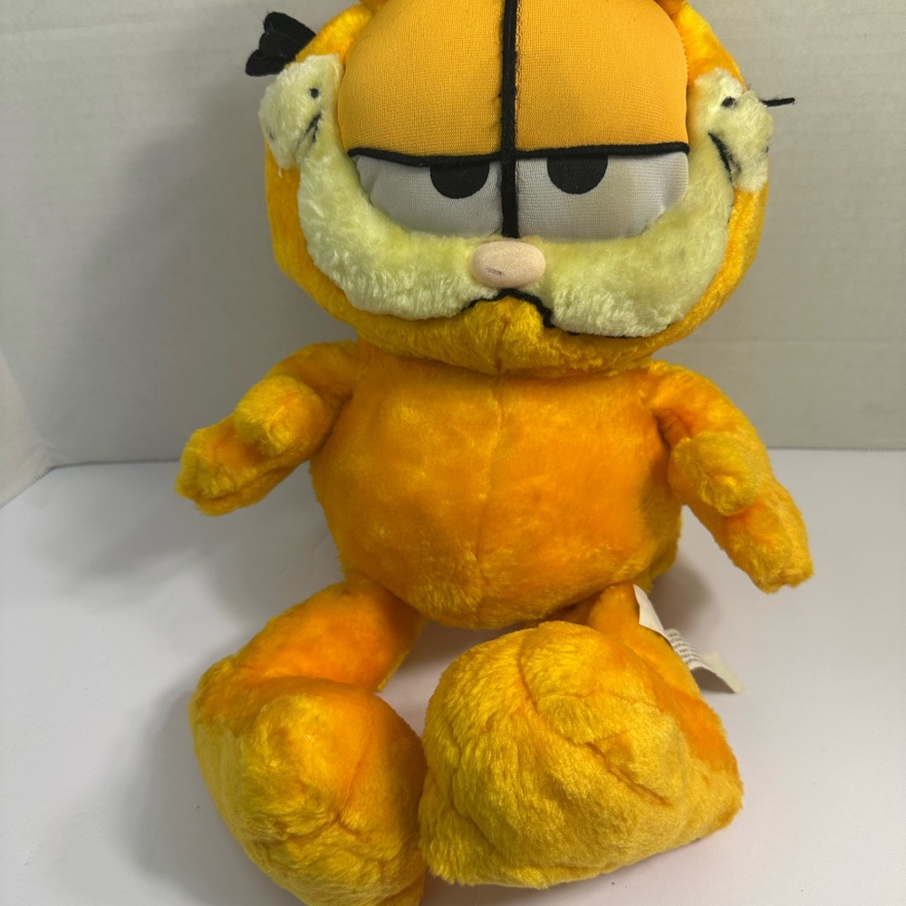Vintage Garfield Plush Toy – Classic Orange Cat Collectible w/ Grumpy Expression